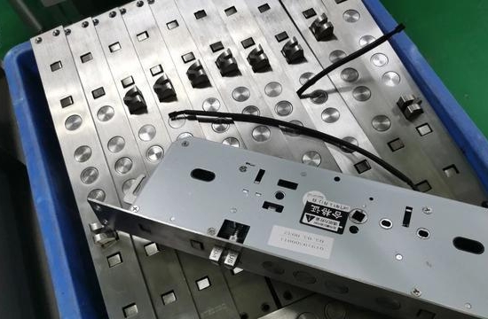 智能门锁的组装过程如何是自动化？真正做到用机器人代替人工