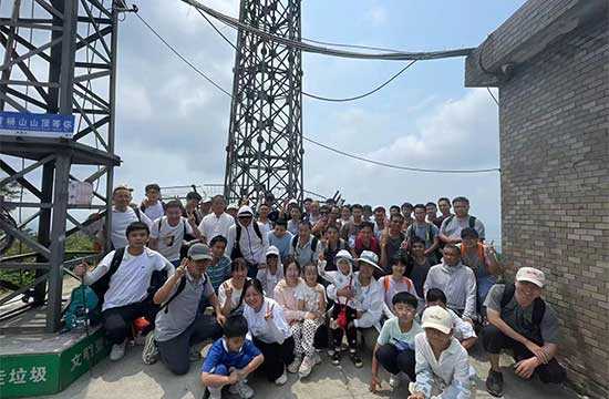 公司成功举办“快乐健康行”黄杨山登山活动